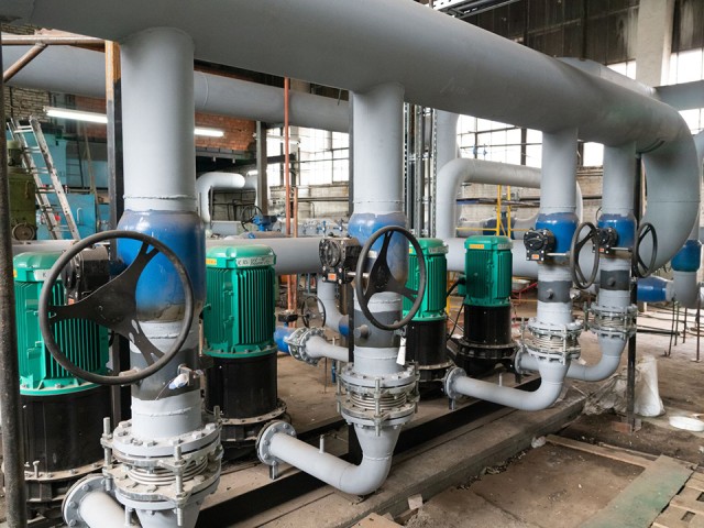 Коммунальные службы устраняют аварию на сетях отопления в Ермолине