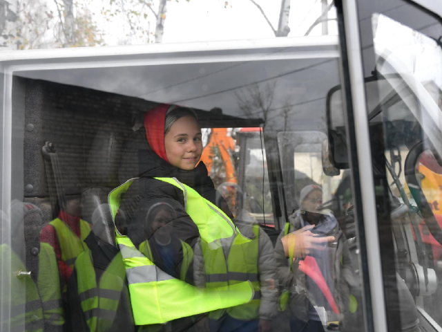 Дмитровские школьники испытали профессию коммунальщика в кабине спецтехники