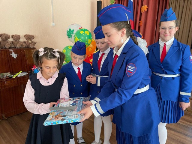 Безопасный маршрут домой показали первоклассникам Удельнинской школы-интерната