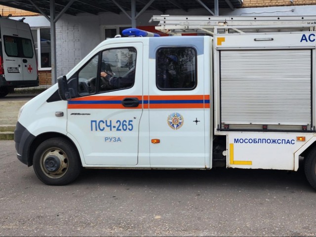 В Рузском округе спасатели помогли медикам госпитализировать пенсионерку с переломом