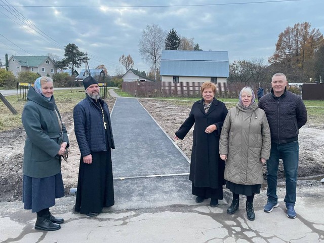 В Нагорном отсыпали крошкой парковку возле строящегося храма и создали тротуар