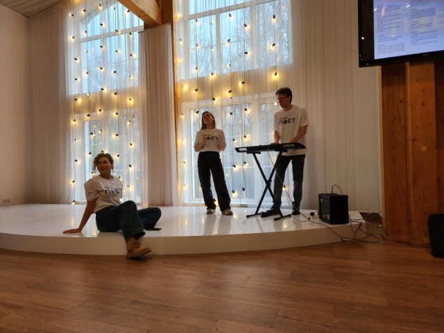 Даже самые стеснительные поют любимые хиты в Сергиевом Посаде