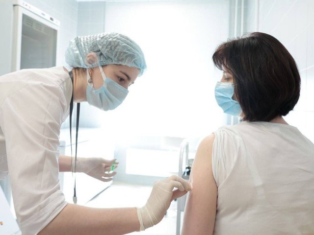 Прививка на рабочем месте: как в Дзержинском заботятся о здоровье педагогов