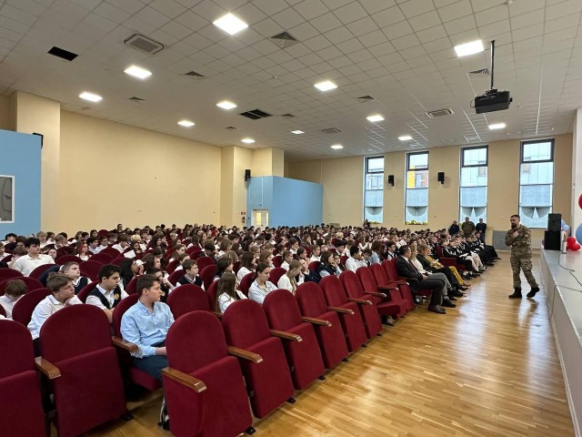 Ветеран СВО Максим Шавин рассказал о патриотизме и долге ученикам школы №4