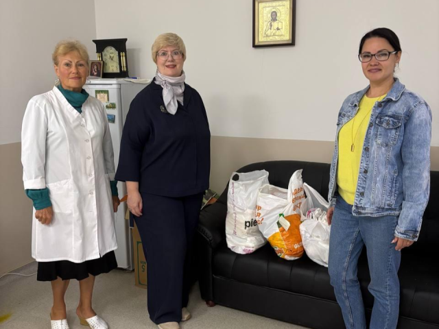 Благотворительную помощь доставили в три отделения больницы