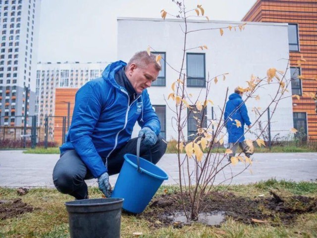 Депутат принял участие в посадке деревьев у лингвистической школы в Люберцах