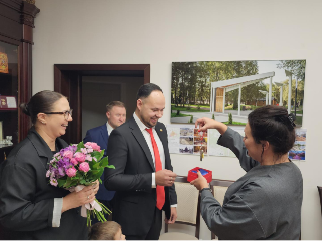 Семья врачей из Лобни получила служебную квартиру с правом приватизации