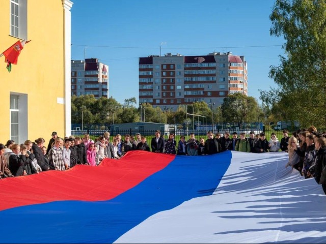 Жители Талдома хором исполнили гимн России ко Дню воссоединения с новыми регионами