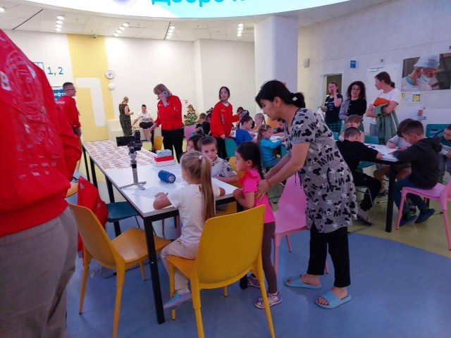 В центре им. Рошаля волонтеры устроили игры и ярмарку для детей