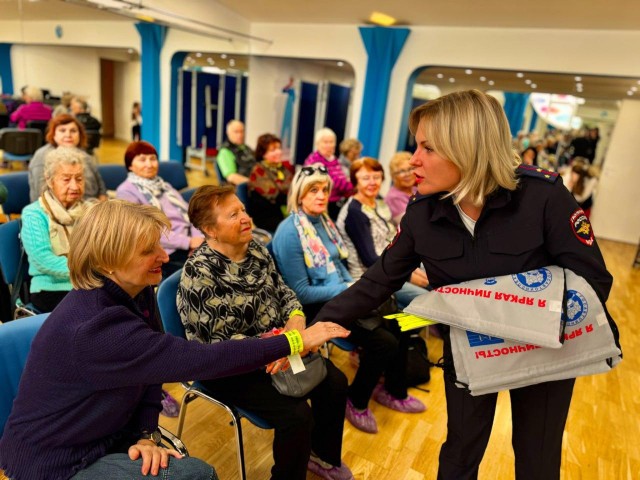 Дорожная полиция призвала бабушек и дедушек показывать пример знания ПДД внукам