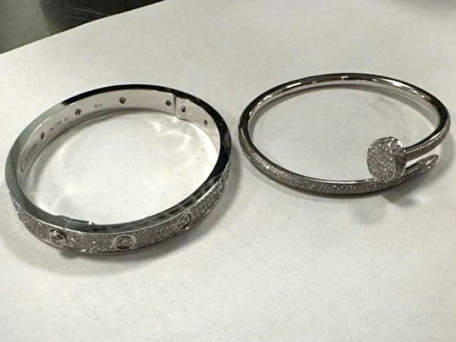 Таможенники в Домодедово обнаружили в обуви пассажира два люксовых браслета