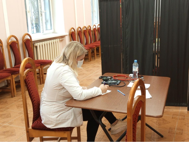 Медики организовали прививочный пункт в розовой гостиной Дворца культуры