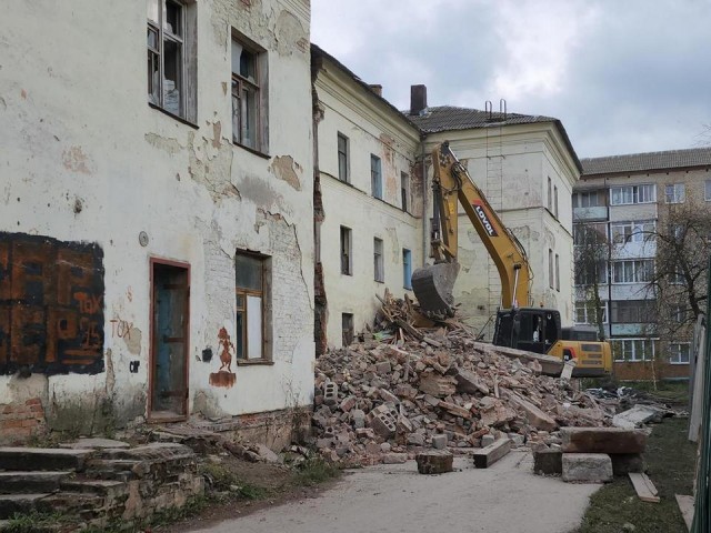 В Луховицах сносят аварийный дом на улице Жуковского