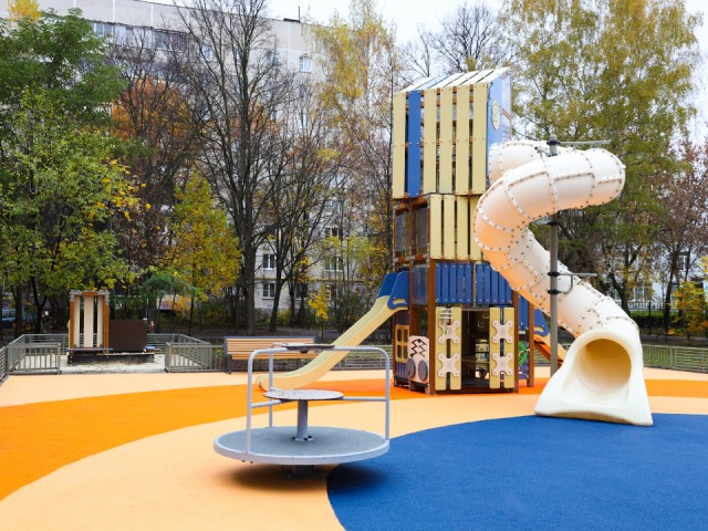 Новую детскую площадку открыли на ул. Чугунова