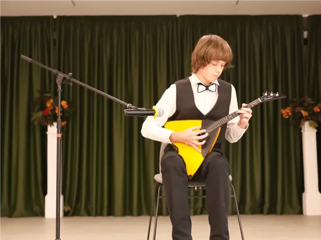 Посетители центра «Леонидовка» насладились стихами Есенина в сопровождении архивных кадров