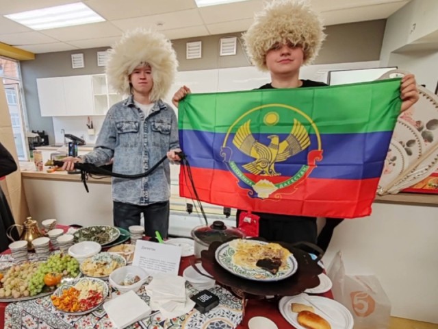 Костюмы, кухня, традиции: Черноголовская школа отметила День народного единства фестивалем