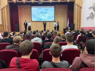 На  «Дне белых журавлей» студенты-дорожники минутой молчания почтили память павших героев