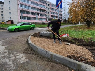 На улице Мичурина заменили бордюры и строят новый сквер