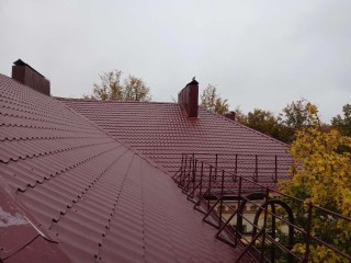 Ремонт крыши в доме 12 на улице Заводской завершен на 85%