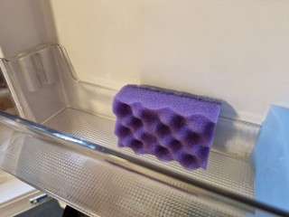 Ошибка, из-за которой продукты портятся, исправляется губкой на полке в холодильнике