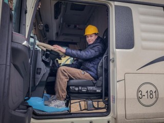 Студенты-дорожники осваивают техобслуживание грузовиков на базе работодателя