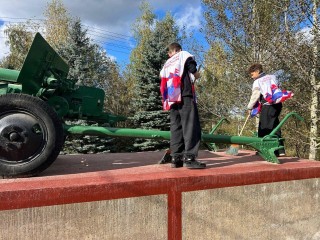 Волонтеры из Тучкова вооружились граблями и навели порядок на воинском захоронении