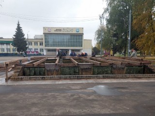 Фонтан в Луховицах готовят к зиме