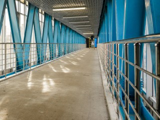 Подросткам, разбившим стекла в надземном переходе, грозит крупный штраф