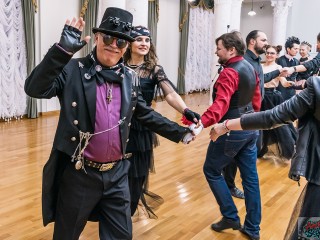 Ступинский «Реверанс» удивил поклонников рок-балом и рассказал о планах покорить барокко