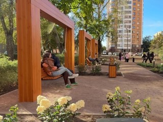 Новый сквер на Парковой открылся для всех: качели из хвойного бруса, живые изгороди и дорожки из экоматериалов