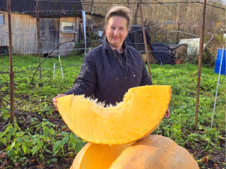 Вот это размерчик: фермер из Можайска шокировала горожан овощами-гигантами