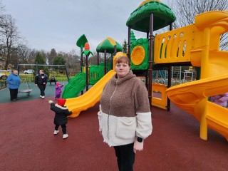 «Мы очень этого ждали»: жители Песоченки поделились впечатлениями о новой детской площадке