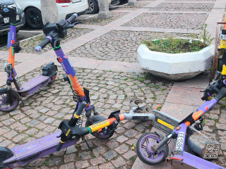 На станции «Долгопрудная» усилят контроль за парковкой самокатов