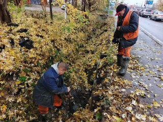 Рабочие промывают трубы в районе въезда в Пирогово, чтобы избежать подтопления весной