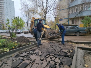 Возле отделения Почты России на улице Ленина обновляют тротуары