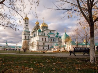 Планы на выходные: ретро-фестиваль, встреча с художником, новые «Три сестры»