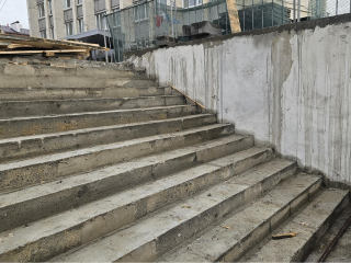 В подземном переходе на улице Гагарина рабочие укладывают брусчатку