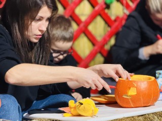 «Хеллоуин не для нас!»: на фестивале тыквы в Раменском укрепили семейные традиции