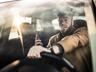 Чем грозит водителям использование телефона за рулем