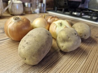 Луково-картофельное безобразие: почему эти овощи категорически нельзя класть и хранить вместе