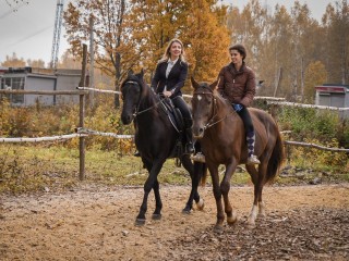 Планы на выходные: в деревне Кочина гора гуляют у реки, ловят карпов, ездят верхом и ходят в баню