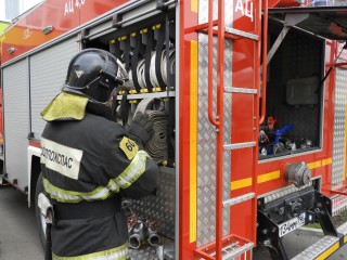 Пожарные спасли мужчину из горящего дома в Серебряных Прудах