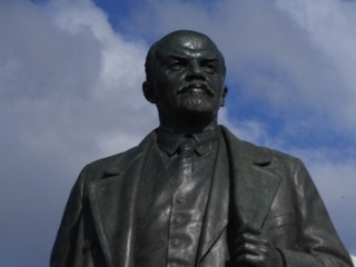 Ленина вернули на место в сквер напротив театра «ФЭСТ»
