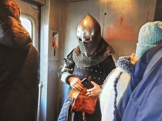 Пришельцы 4: рыцарь в доспехах прокатился в пригородной электричке
