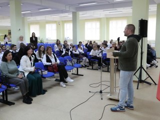 «Моя мама родом с Украины»: боец СВО провел урок мужества в школе №16