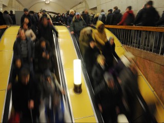 Держитесь за поручни: на каких станциях метро появились уникальные стикеры