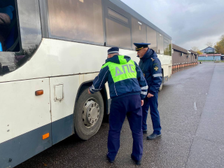 Шины по сезону, тормоза исправны: госавтоинспекторы проверили готовность автобусов к зиме в Можайске