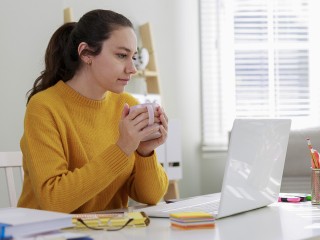 Известен напиток, который поможет всем, у кого сидячая работа