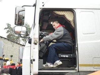 Школьники Шатуры взглянули на мир из кабины водителя службы ЖКХ