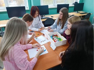 Бронницкие студенты-логисты сыграли в деловую игру фигурками из конструктора